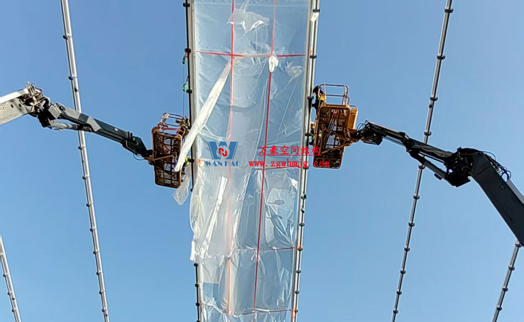 无锡奥体中心体育场ETFE膜首吊成功，太湖畔将闪耀“生态之光”