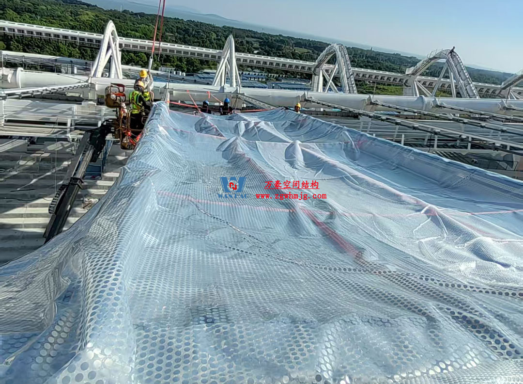 无锡奥体中心体育场ETFE膜首吊成功，太湖畔将闪耀“生态之光”