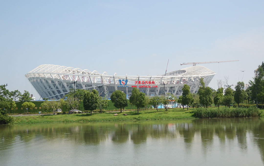 无锡奥体中心体育场ETFE膜首吊成功，太湖畔将闪耀“生态之光”