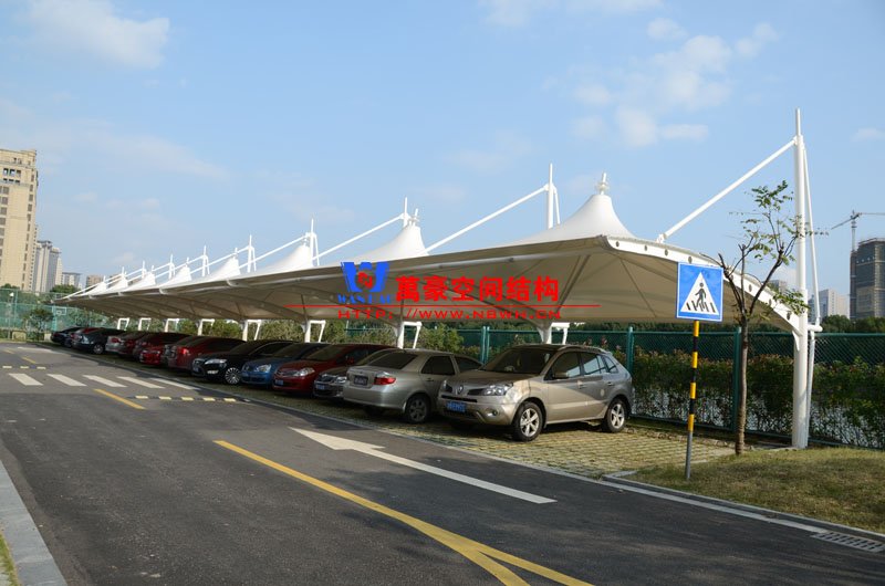 单侧吊帽型膜结构车棚