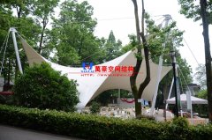 如何操作来保证膜结构工程能承受一定的外荷载？