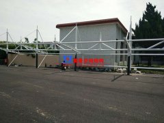 慈溪自来水厂钢膜结构车棚工程施工中