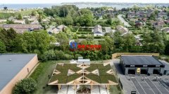 可以为人 “充电” 的充电桩车棚