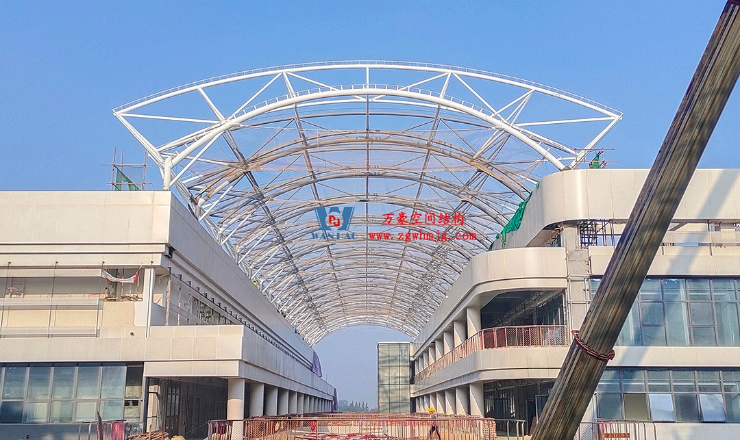 海南医学院第一附属医院江东新院区连廊天幕顺利完工 海南医学院第一附属医院江东新院区连廊天幕顺利完工