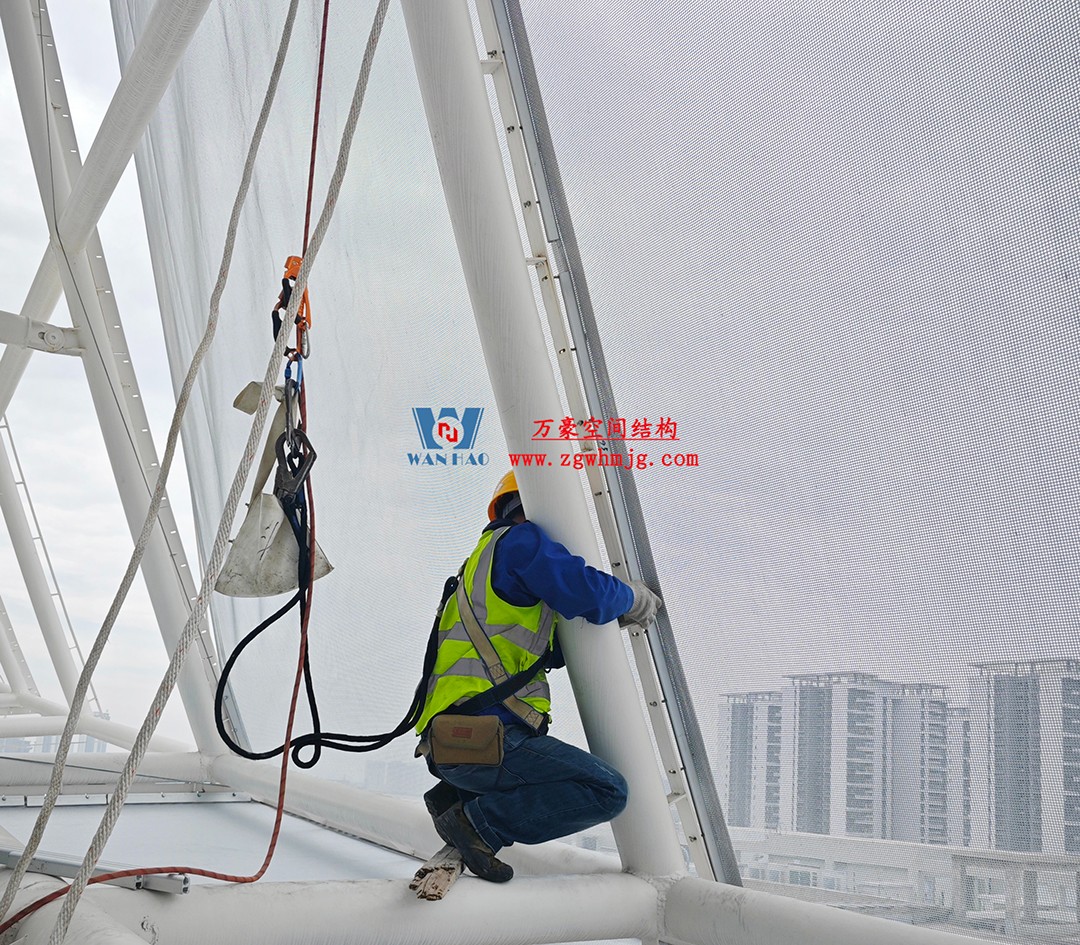 聚焦工程高质量建设,这个网格织物幕墙正在施工安装中 聚焦工程高质量建设,这个网格织物幕墙正在施工安装中