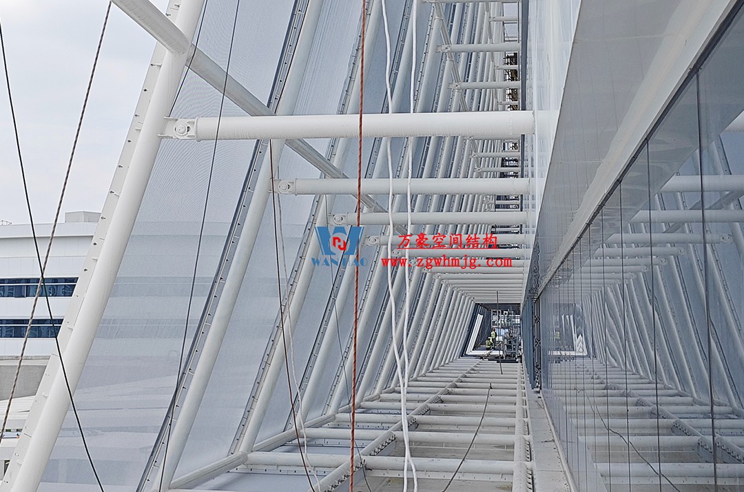 聚焦工程高质量建设,这个网格织物幕墙正在施工安装中 聚焦工程高质量建设,这个网格织物幕墙正在施工安装中