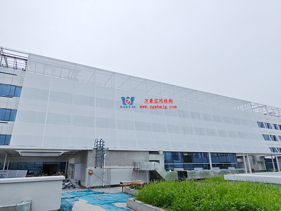 聚焦工程高质量建设,这个网格织物幕墙正在施工安装中 聚焦工程高质量建设,这个网格织物幕墙正在施工安装中