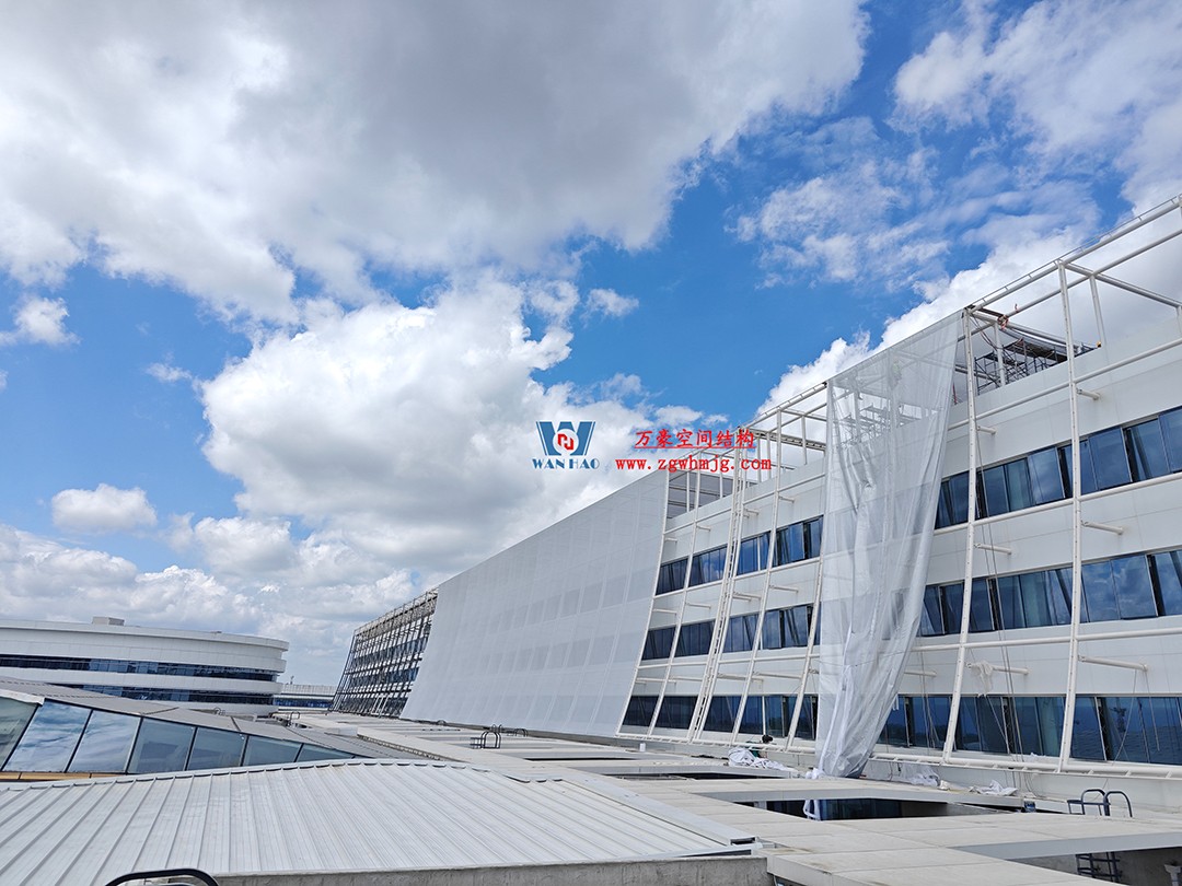 聚焦工程高质量建设,这个网格织物幕墙正在施工安装中 聚焦工程高质量建设,这个网格织物幕墙正在施工安装中