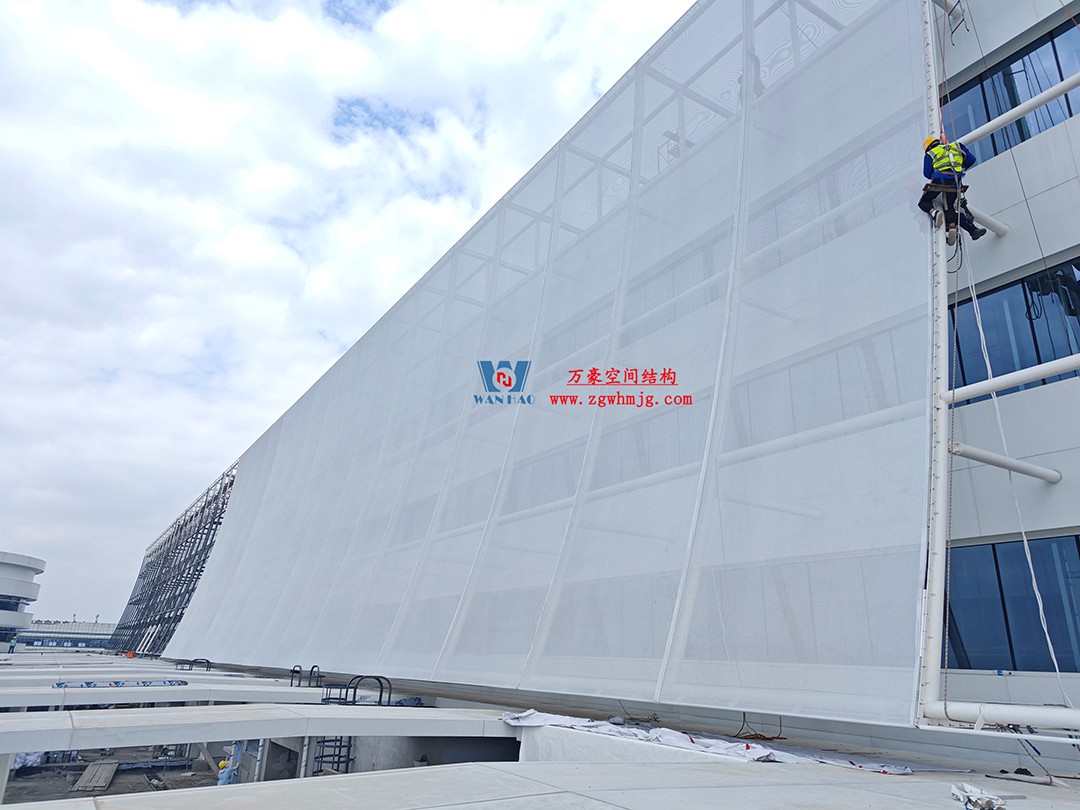 聚焦工程高质量建设,这个网格织物幕墙正在施工安装中 聚焦工程高质量建设,这个网格织物幕墙正在施工安装中