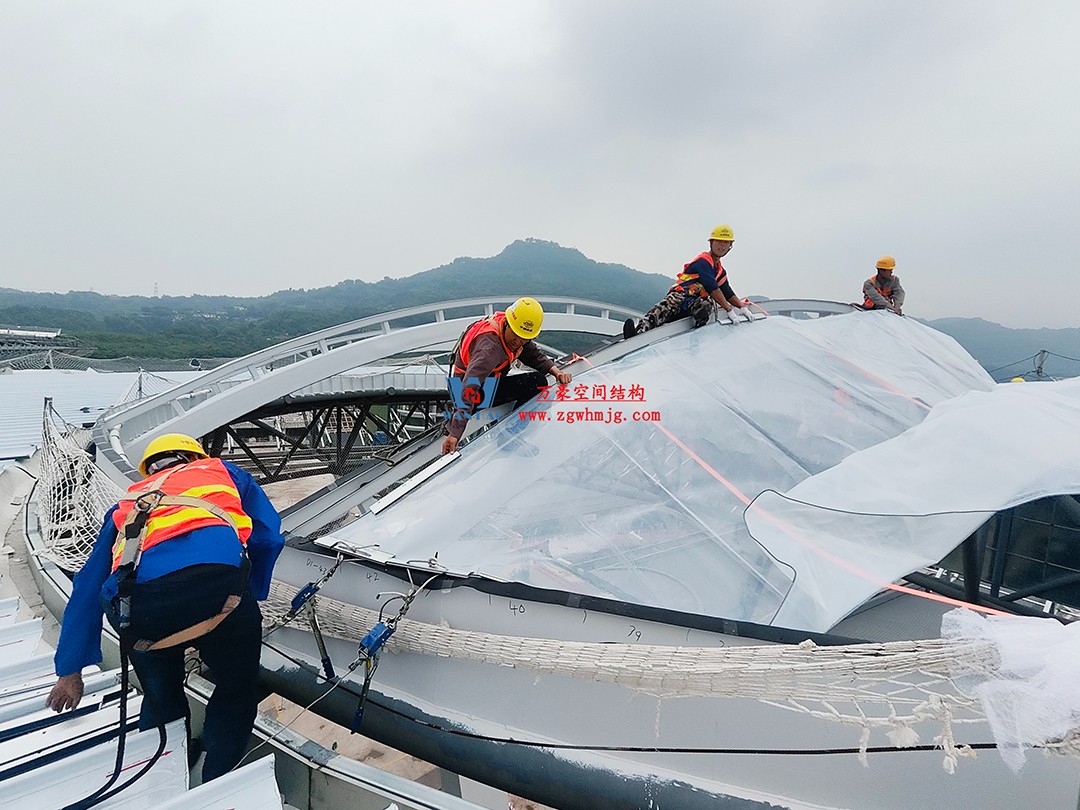 提档提速,ETFE气枕膜结构天窗正在火热施工安装中 提档提速,ETFE气枕膜结构天窗正在火热施工安装中